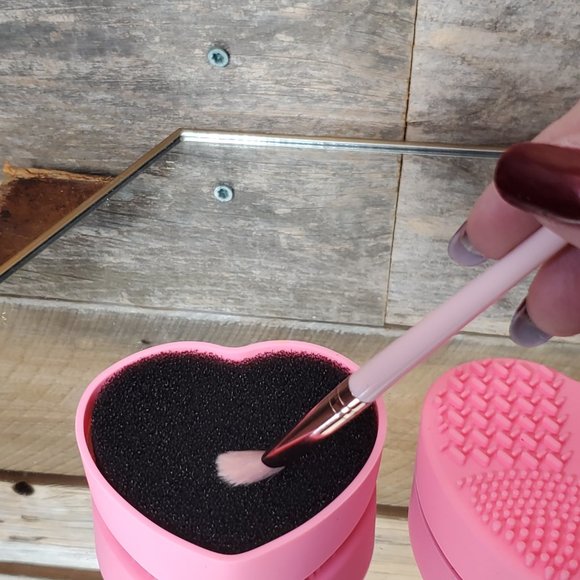 Silicone Makeup Brush Cleaning Pads - Light Pink - Set of 2 - Heart - Picture 5 of 6
